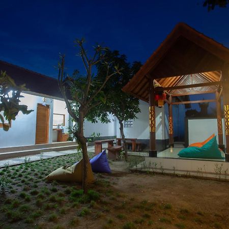 Lucky Hostel Batununggul Esterno foto