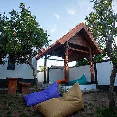 Lucky Hostel Batununggul Esterno foto