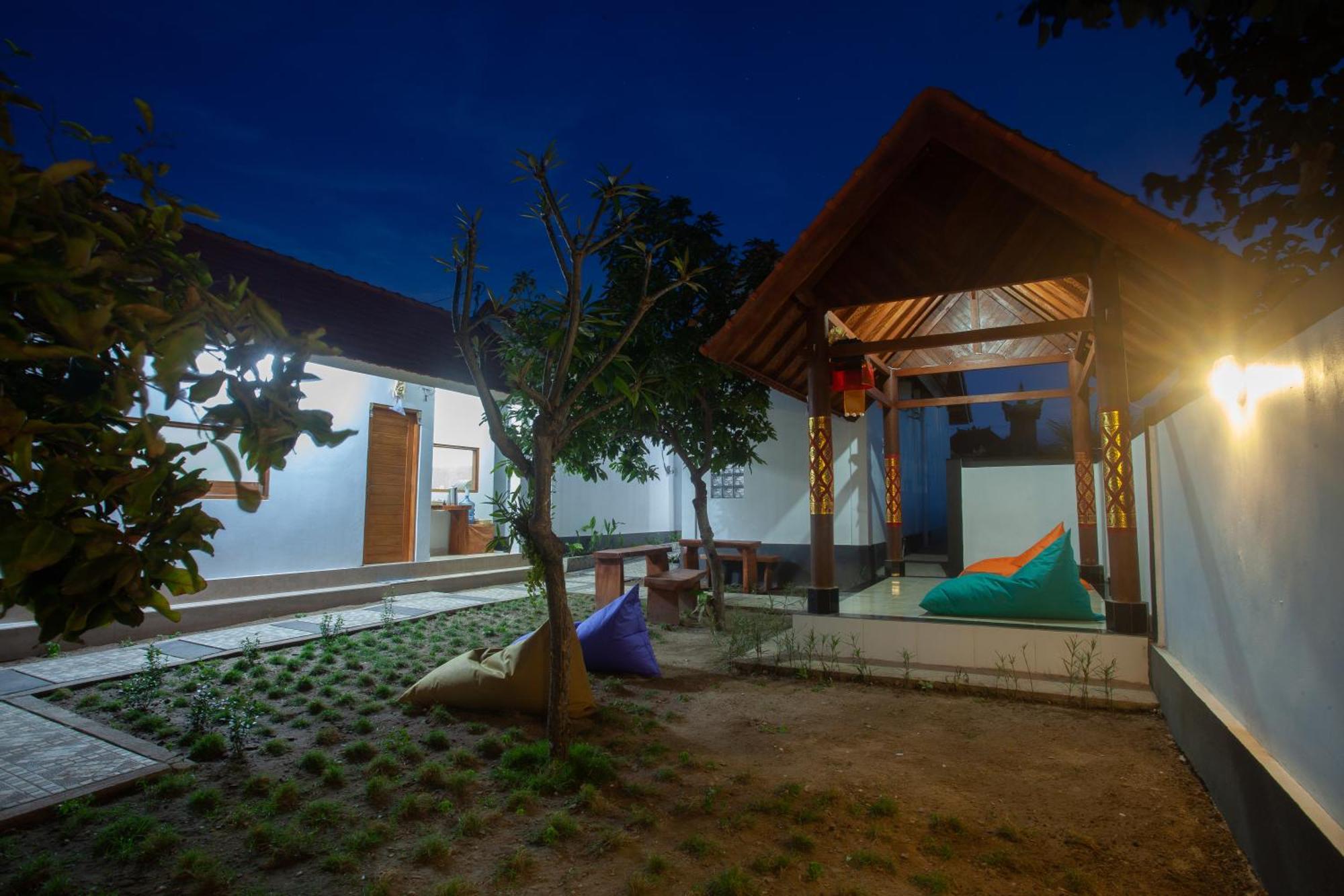 Lucky Hostel Batununggul Esterno foto