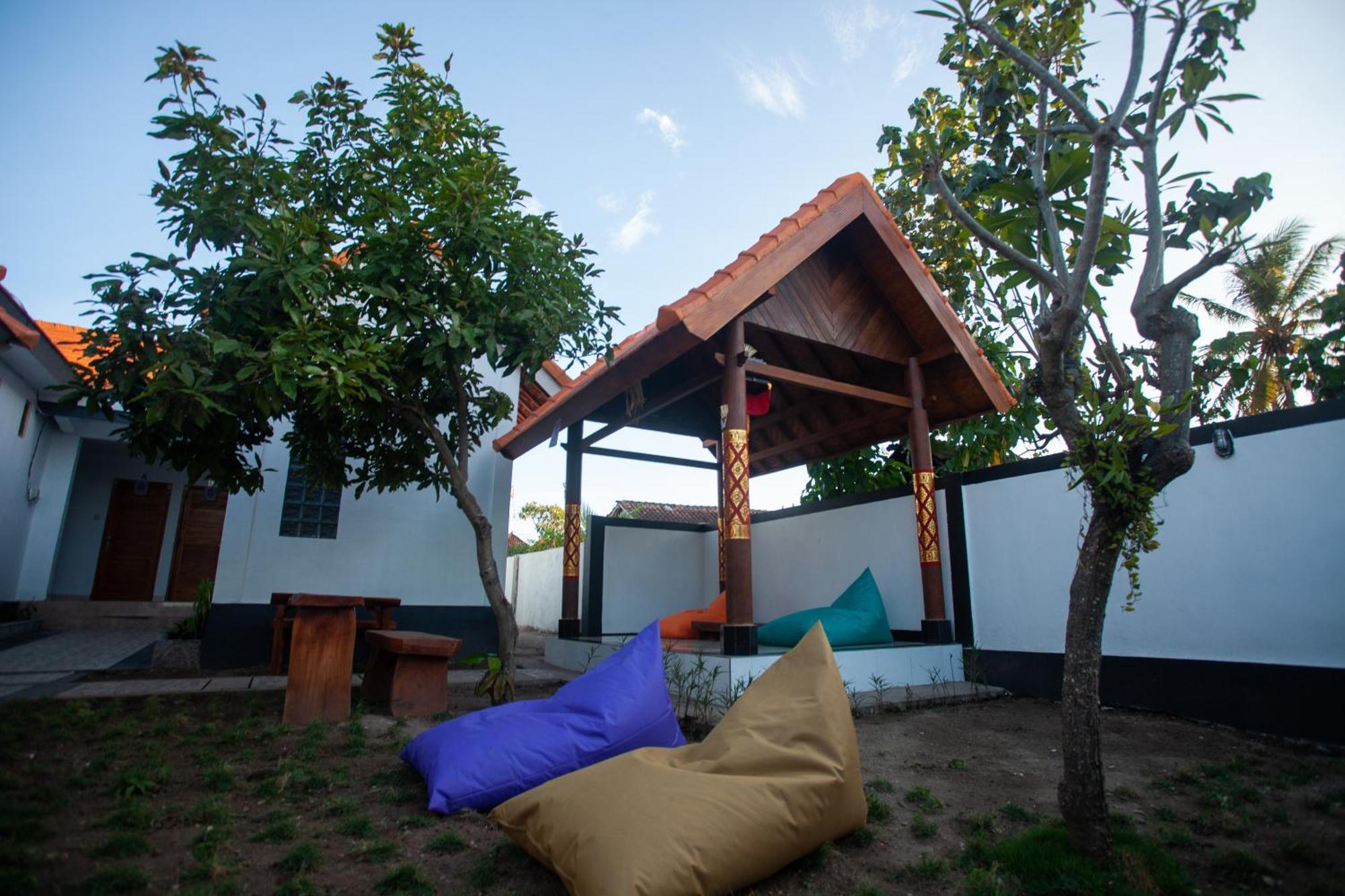 Lucky Hostel Batununggul Esterno foto