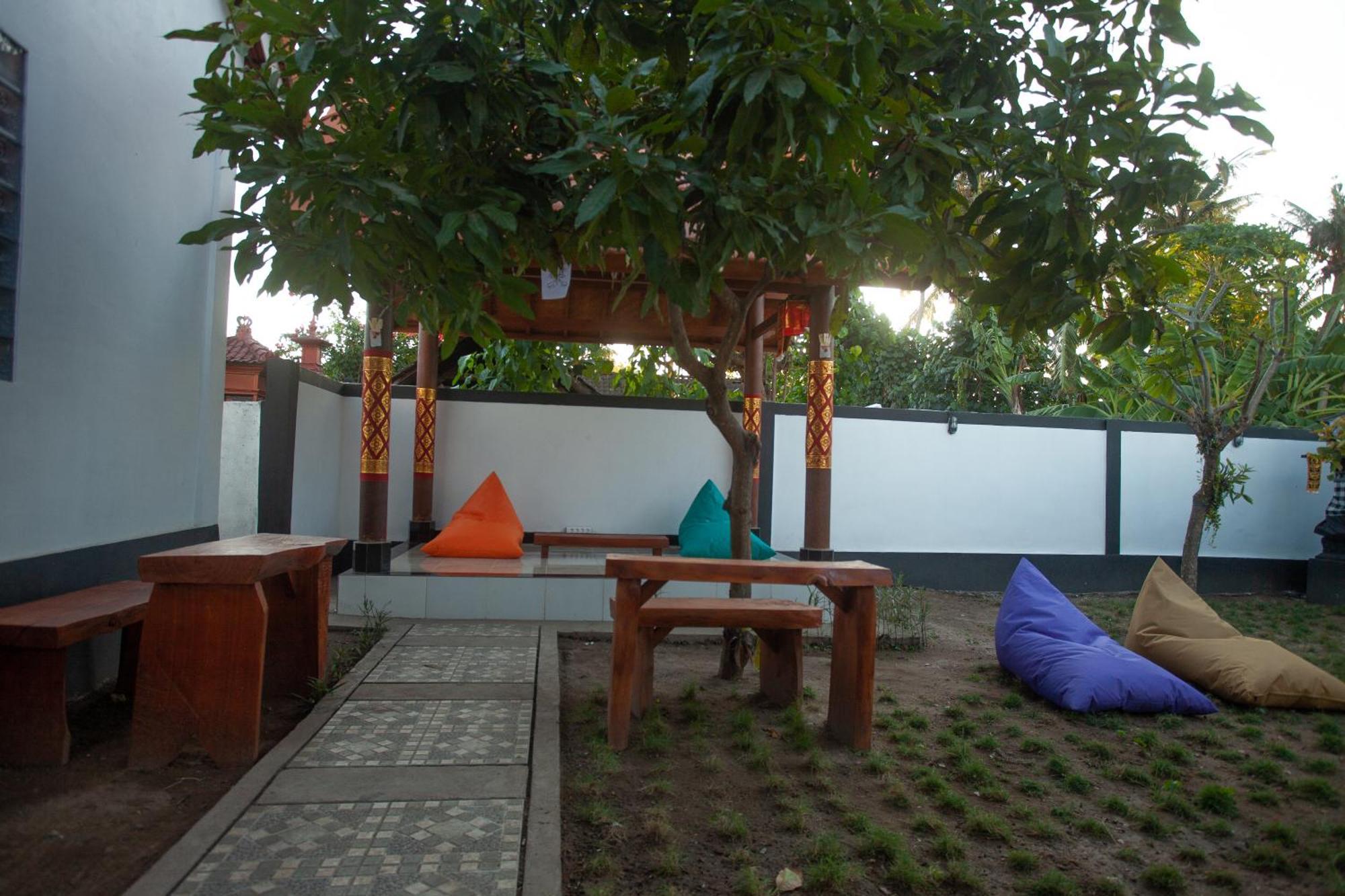 Lucky Hostel Batununggul Esterno foto