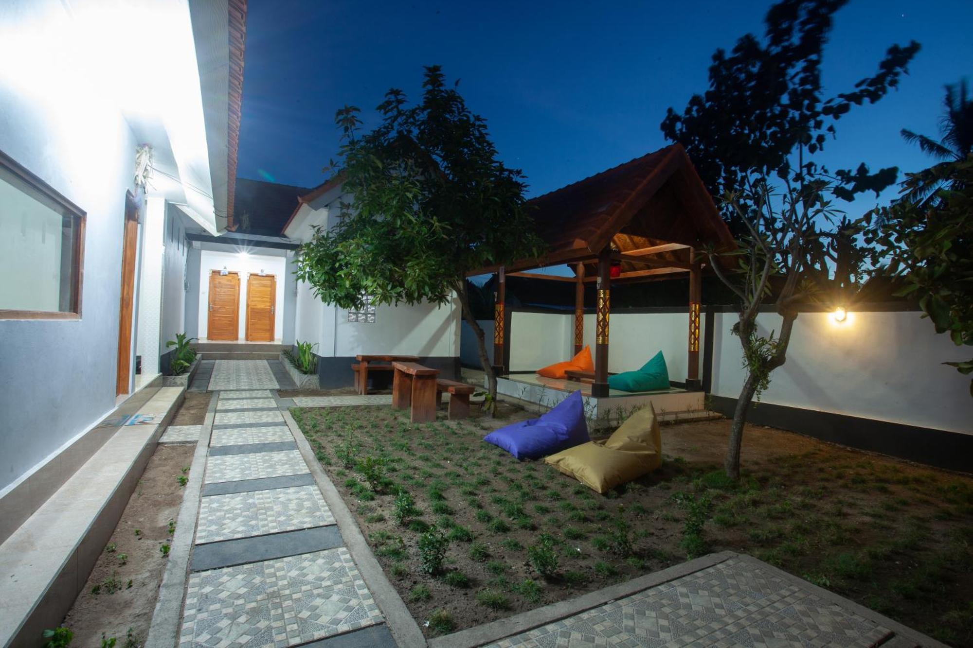 Lucky Hostel Batununggul Esterno foto
