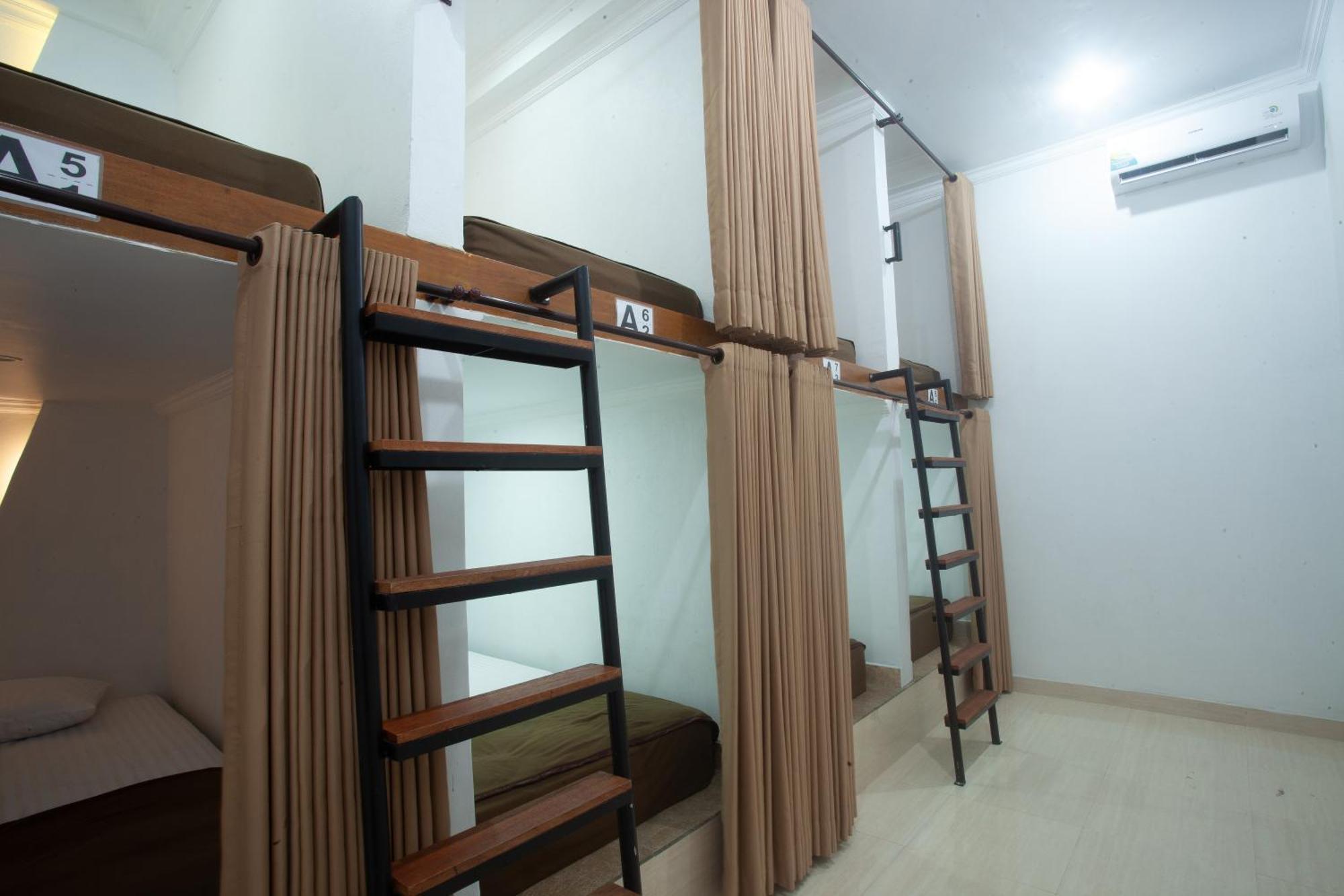 Lucky Hostel Batununggul Esterno foto