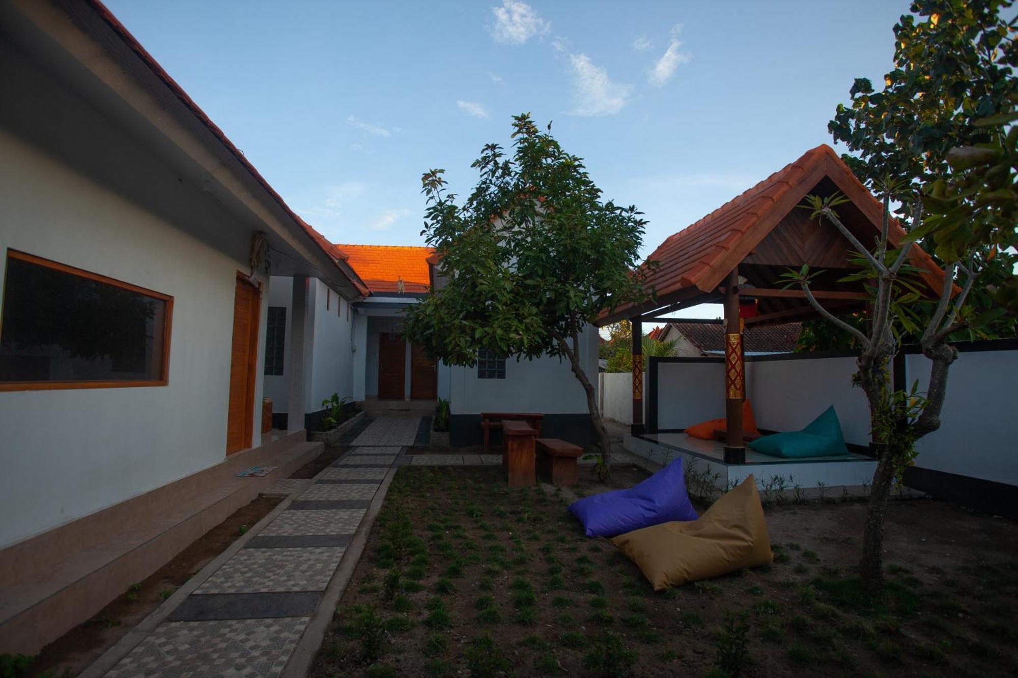 Lucky Hostel Batununggul Esterno foto