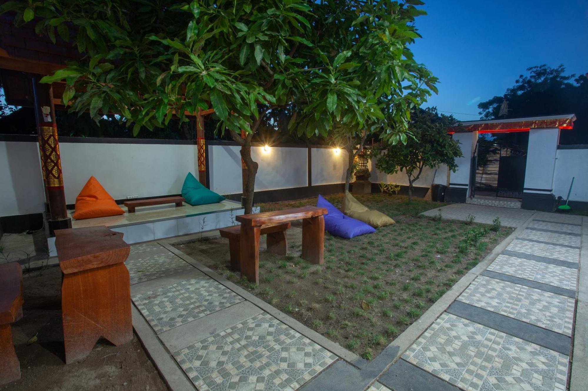 Lucky Hostel Batununggul Esterno foto