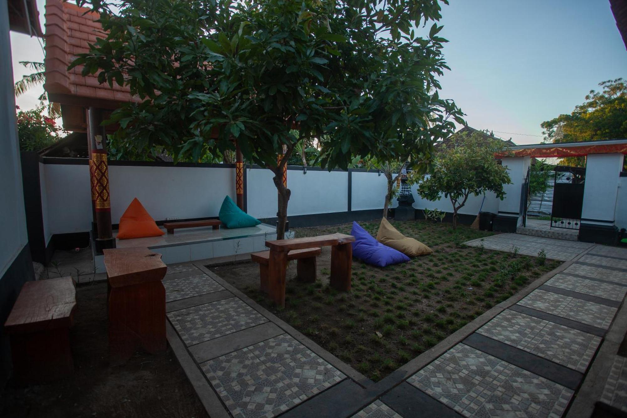 Lucky Hostel Batununggul Esterno foto