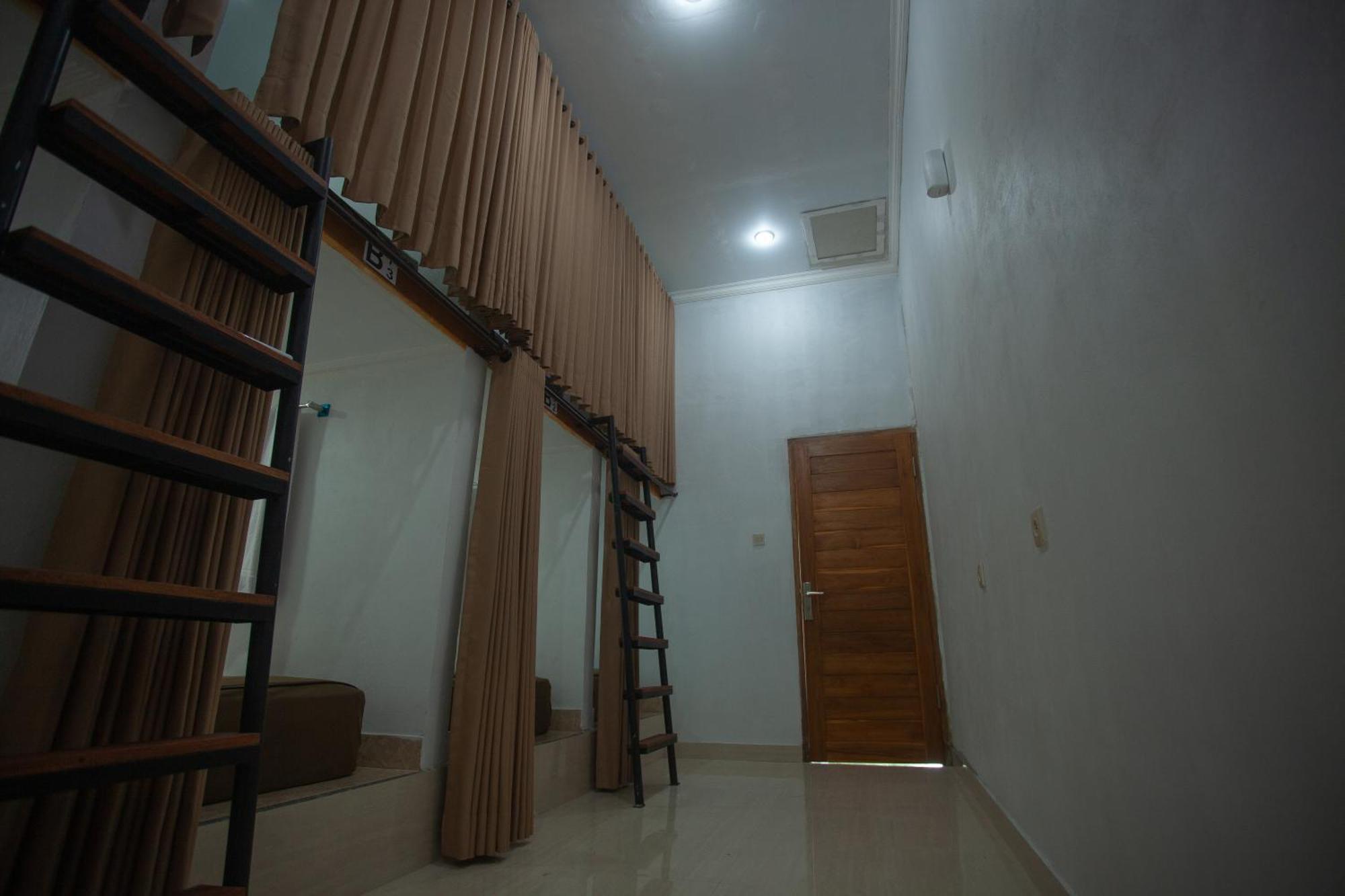 Lucky Hostel Batununggul Esterno foto