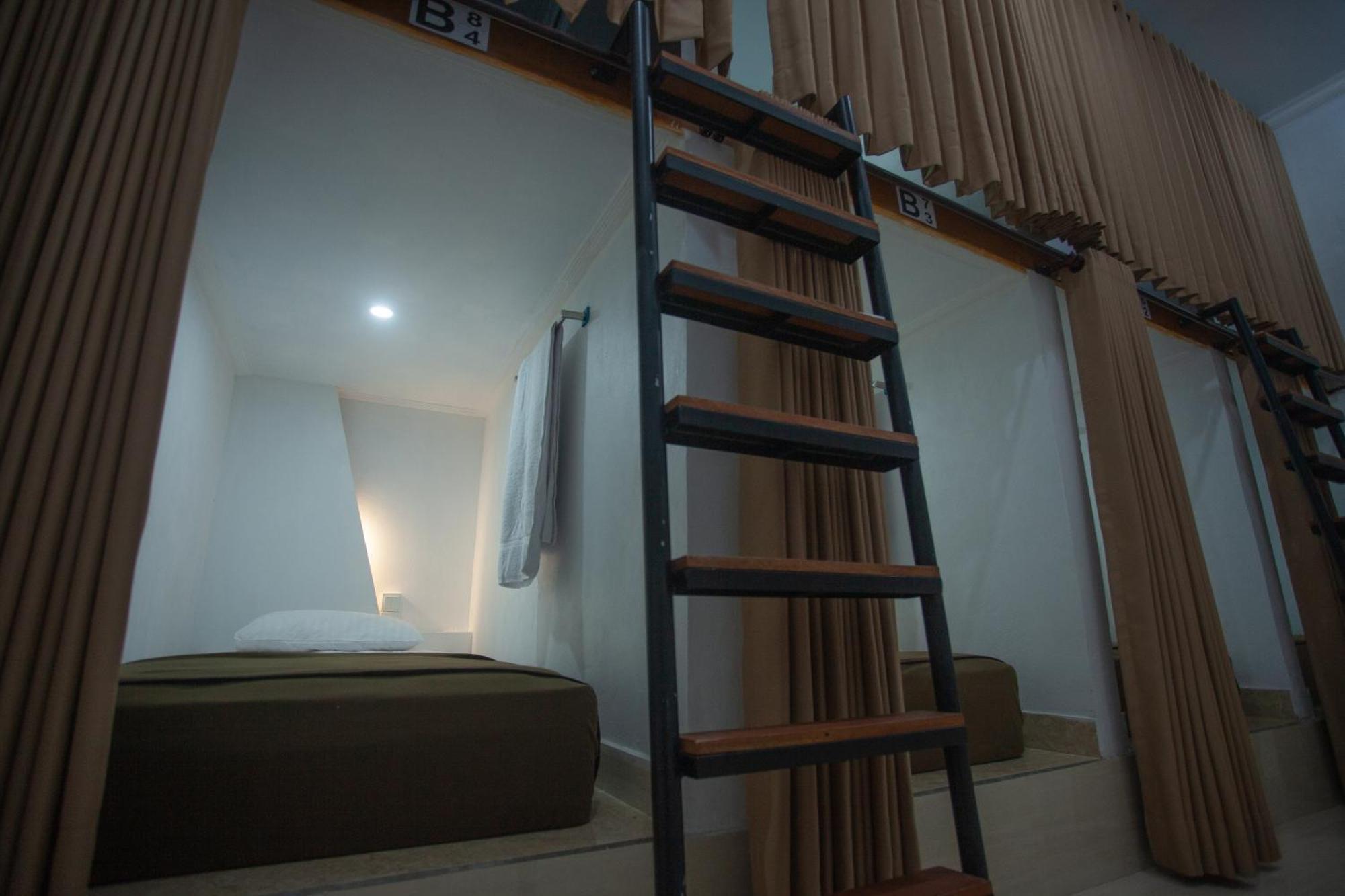 Lucky Hostel Batununggul Esterno foto