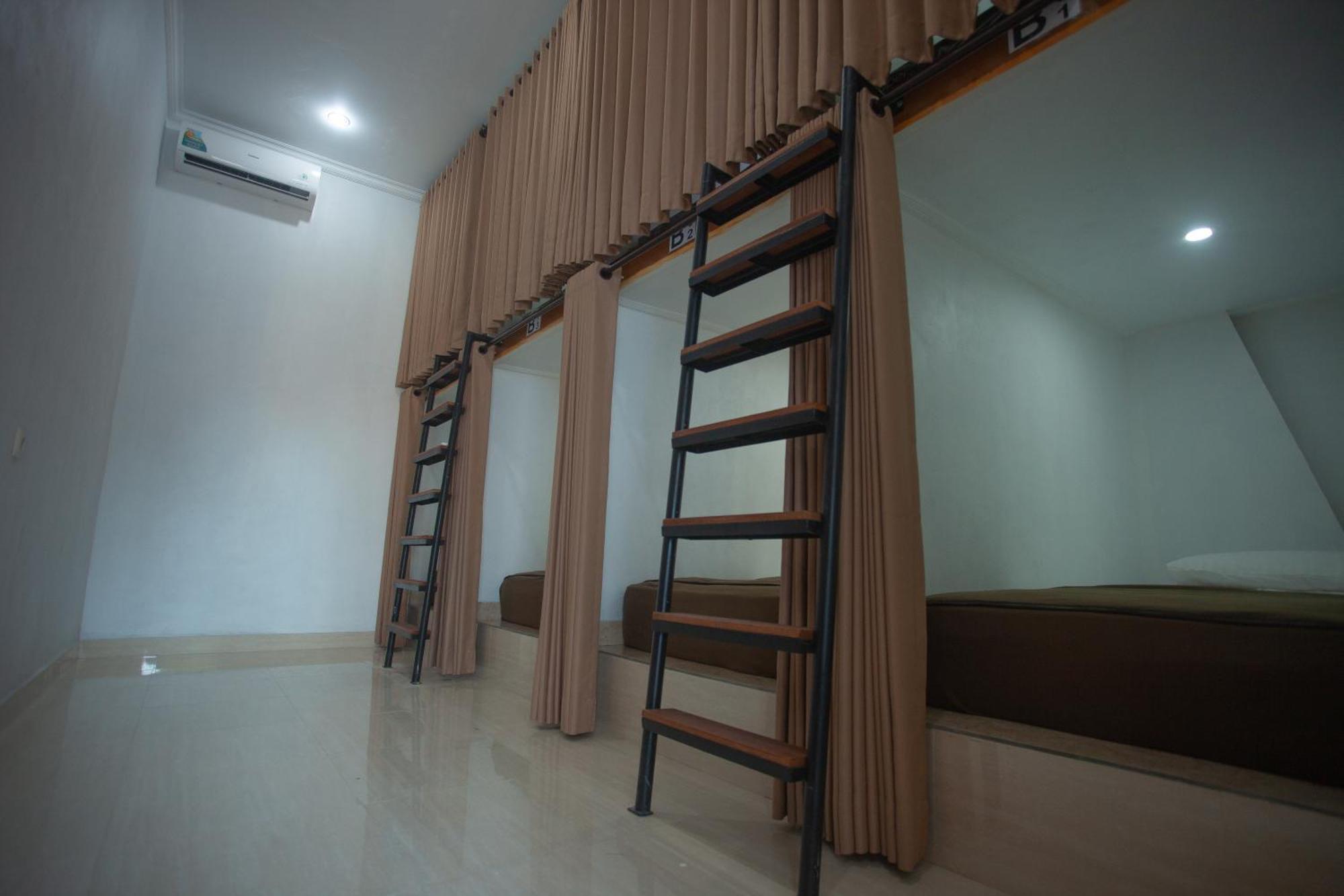Lucky Hostel Batununggul Esterno foto