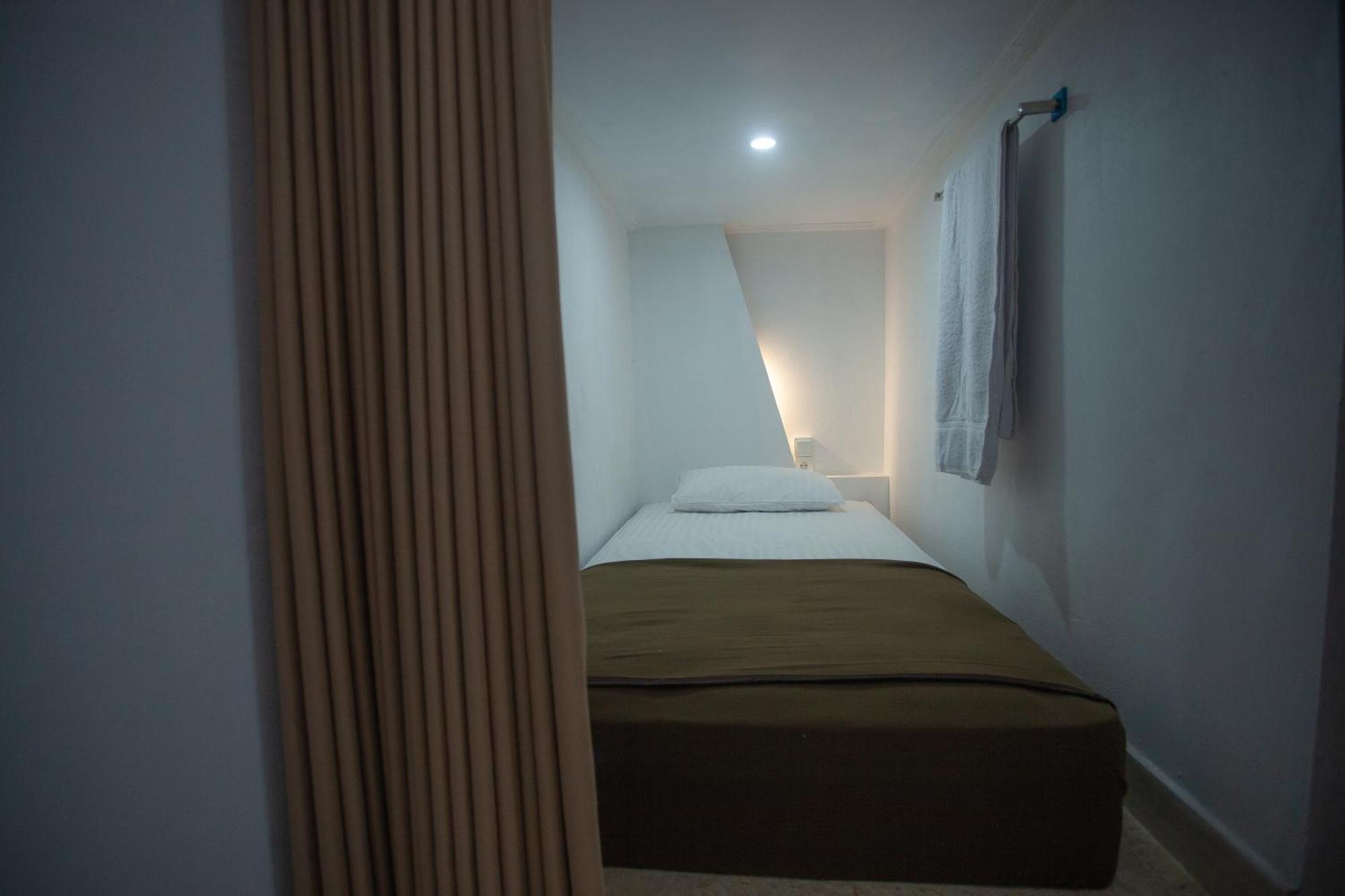 Lucky Hostel Batununggul Esterno foto