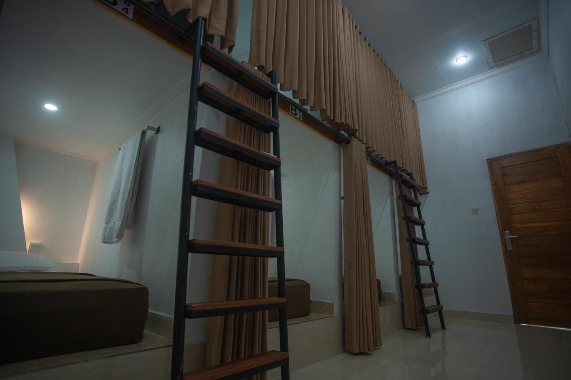 Lucky Hostel Batununggul Esterno foto
