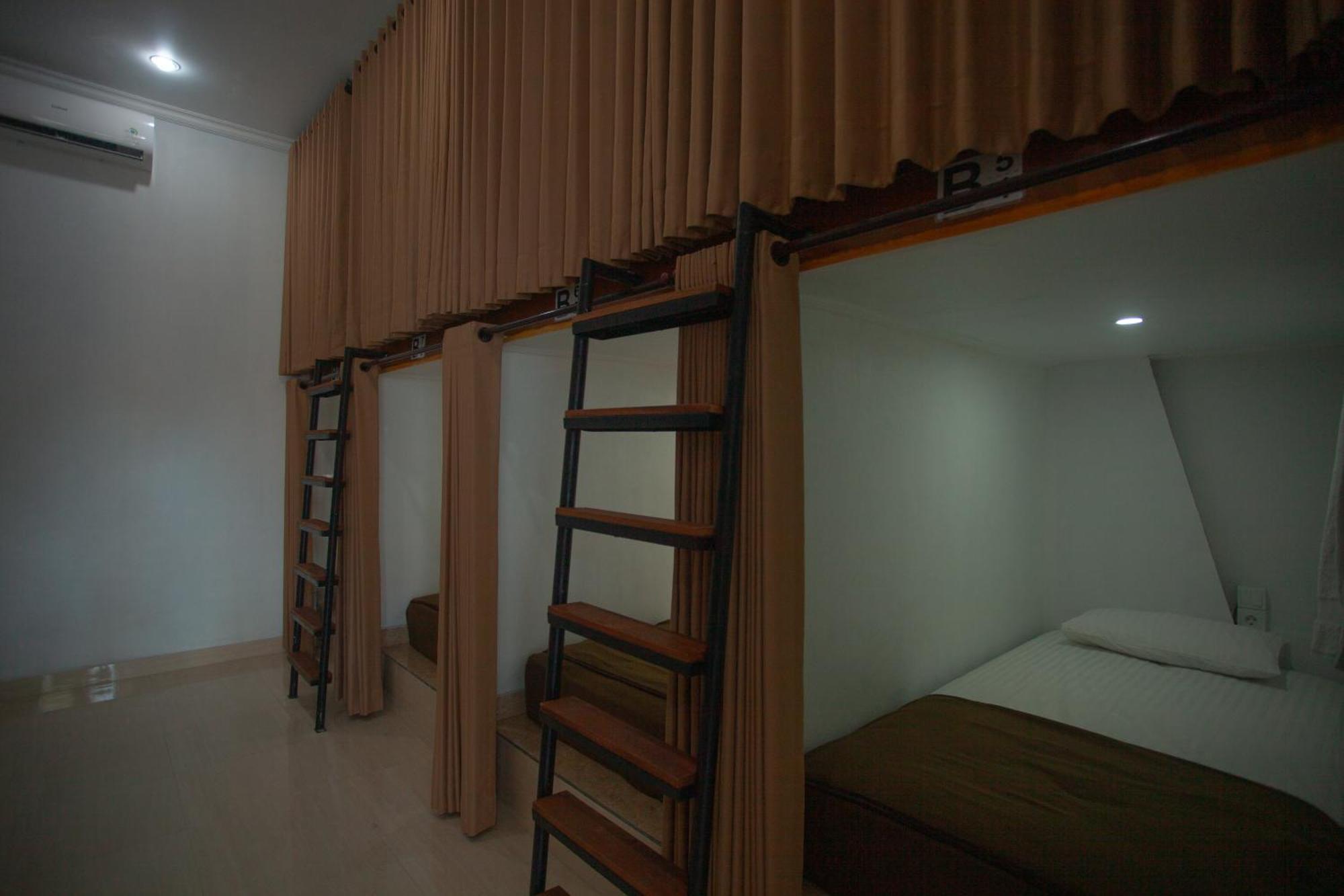 Lucky Hostel Batununggul Esterno foto