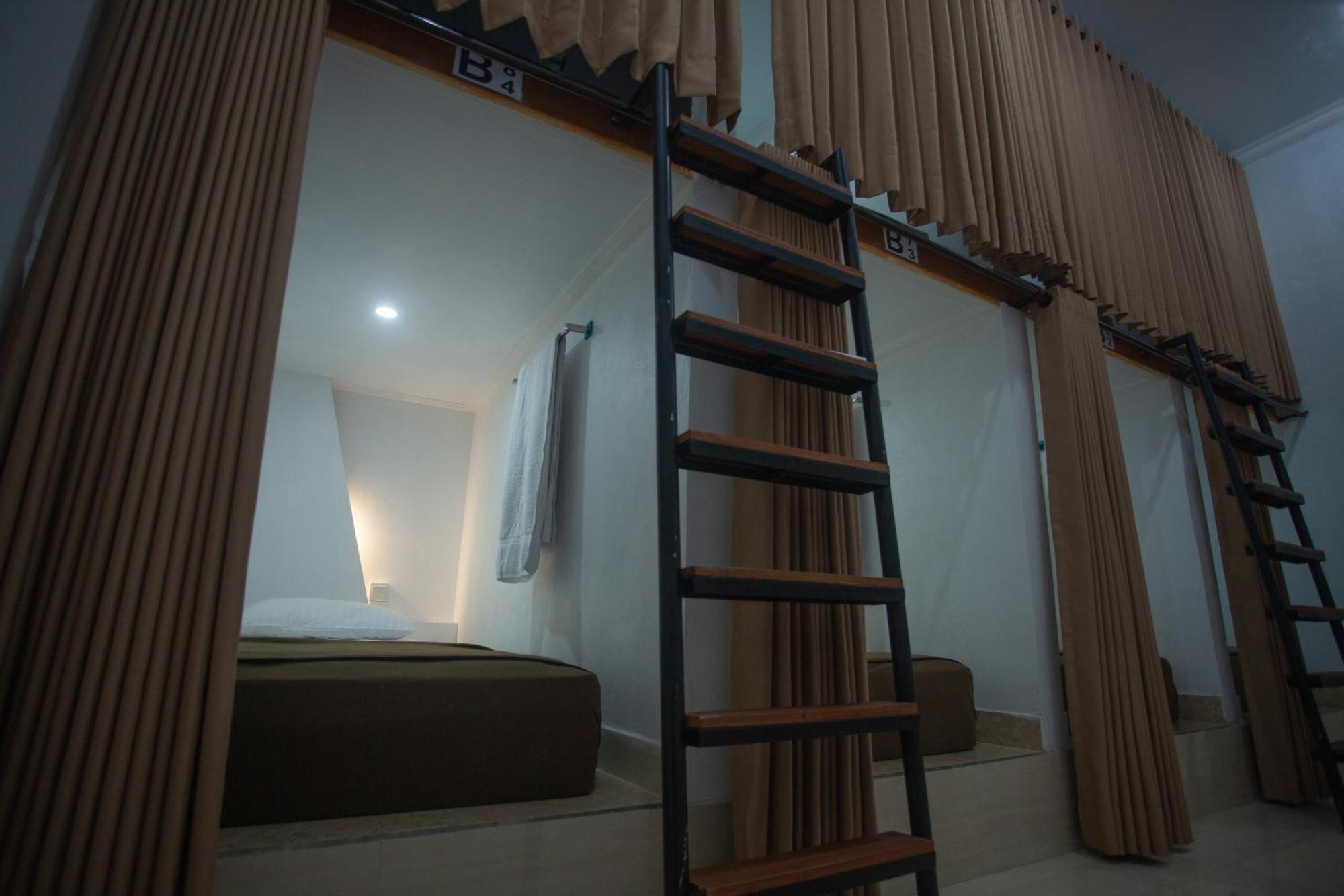 Lucky Hostel Batununggul Esterno foto