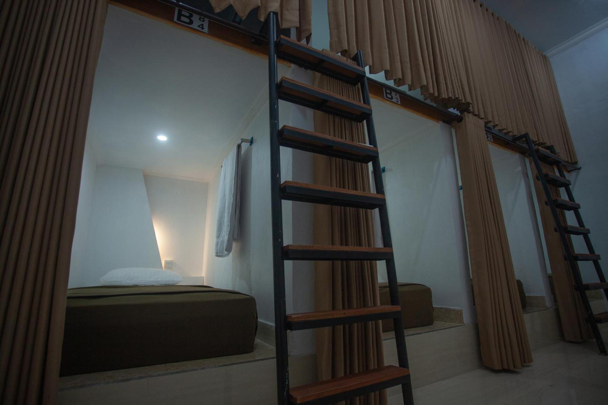 Lucky Hostel Batununggul Esterno foto