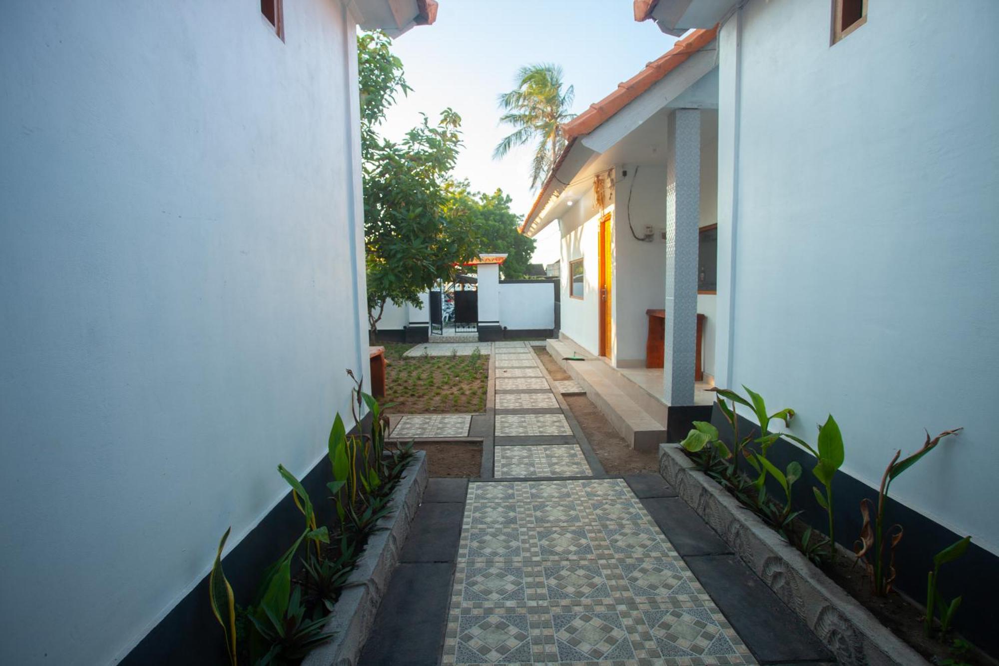 Lucky Hostel Batununggul Esterno foto