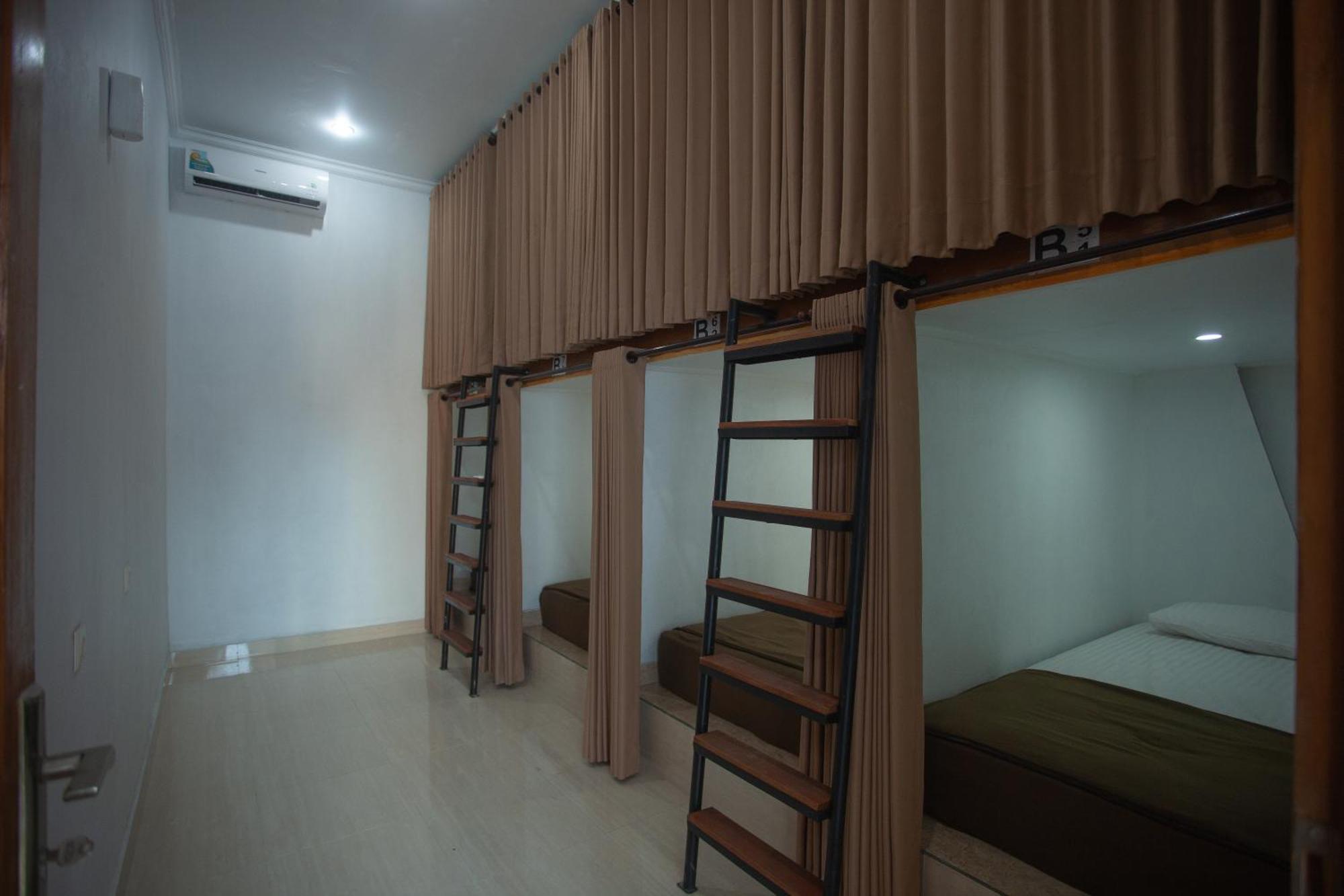 Lucky Hostel Batununggul Esterno foto